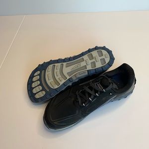 Altra quantic Trail running shoe size 8.5 US